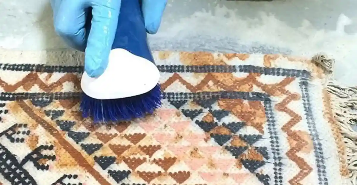 لکه قدیمی شکلات رو از روی فرش چطور پاک کنم؟